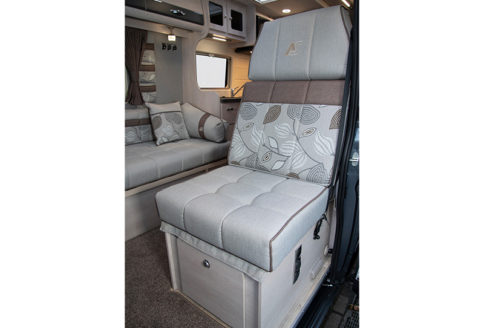 Kemerton-XL-Travel-Seat